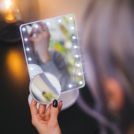 Sminkspegel med LED-belysning - Sulje napsauttamalla kuva
